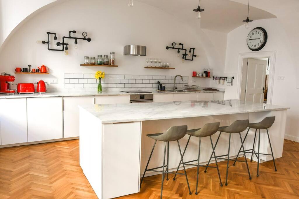 Beautiful 2Bed Apartment In The Centre Of Varazdin Exterior photo